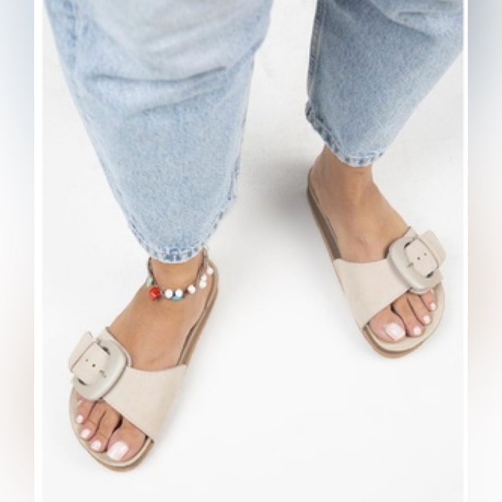 Yokono Cream Leather Slide Sandals sz 9